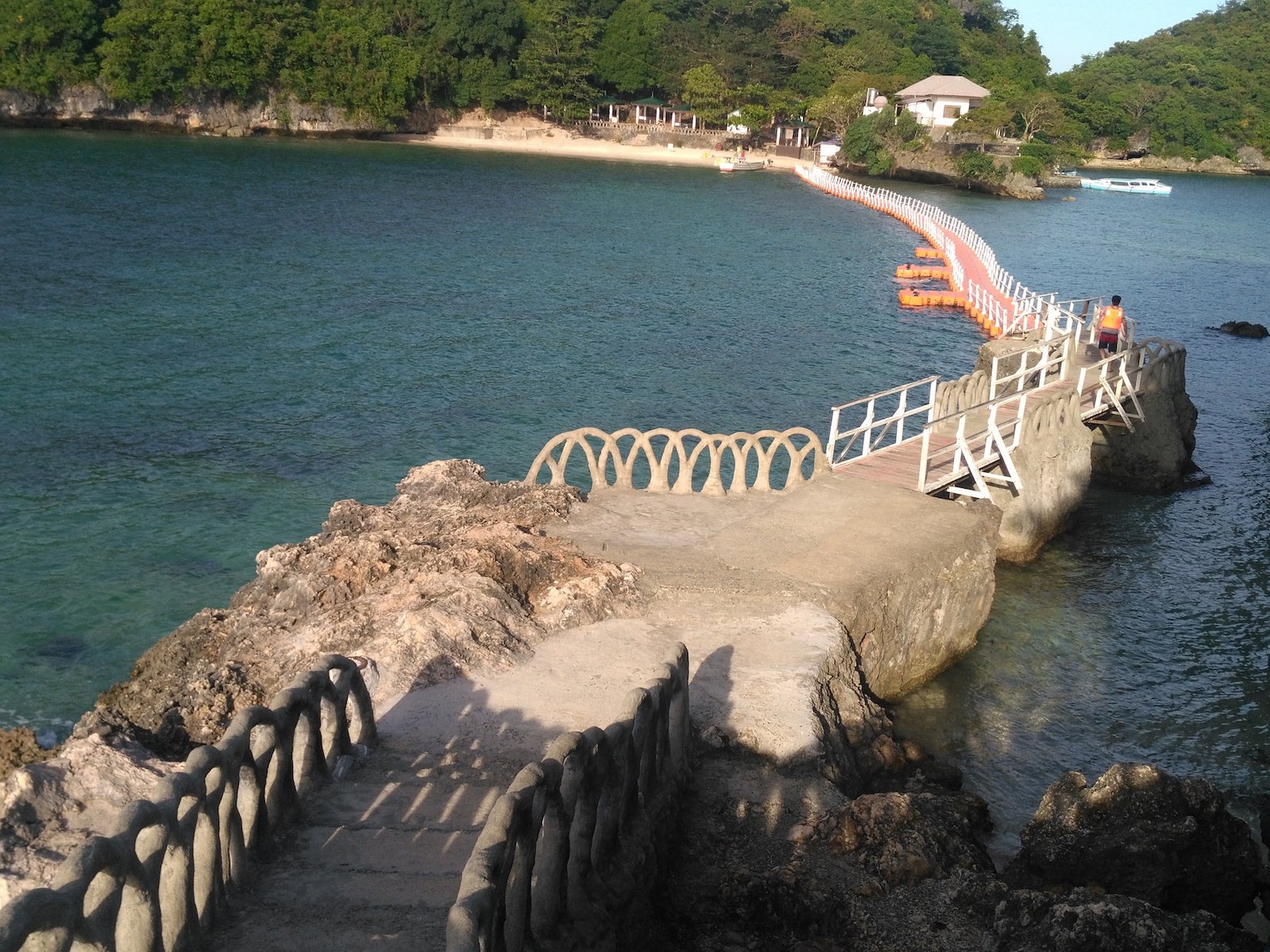 A floating bridge connecting Governor’s Island and Virgin Island, a must-see spot on this Hundred Islands day tour in Alaminos City, Pangasinan Province