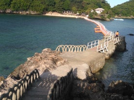 A floating bridge connecting Governor’s Island and Virgin Island, a must-see spot on this Hundred Islands day tour in Pangasinan Province