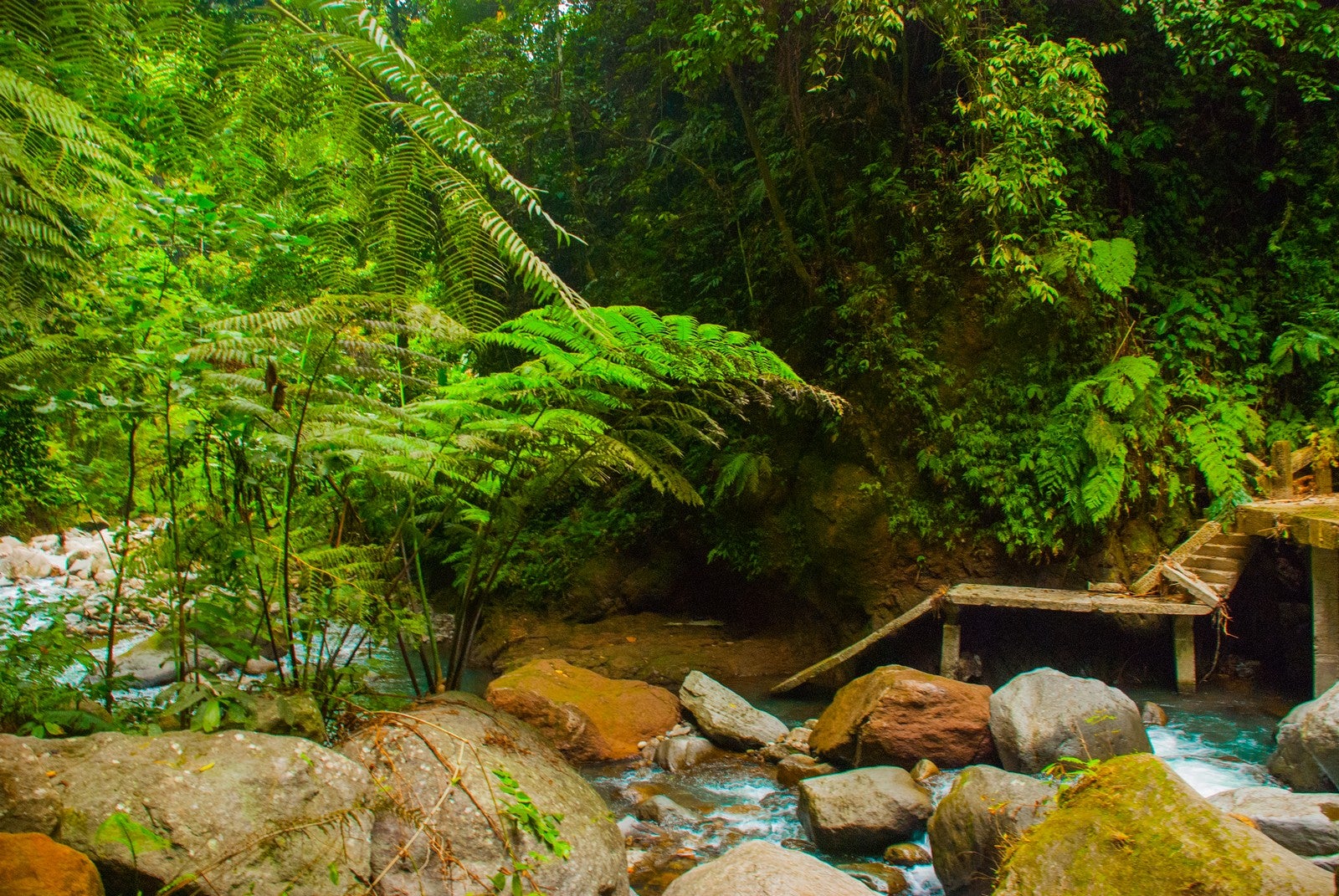 Around the basin are natural boulders huge enough to rest any traveler’s weary feet