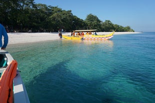 Island hopping in Sta Cruz Island