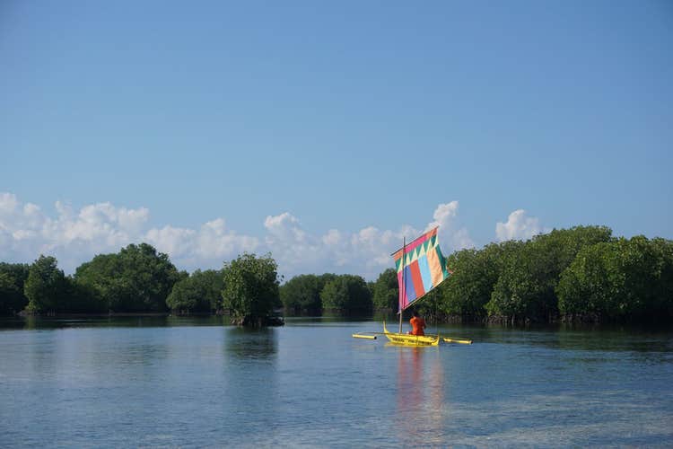 Experience cruise in a Vinta at Sta Cruz Lagoon