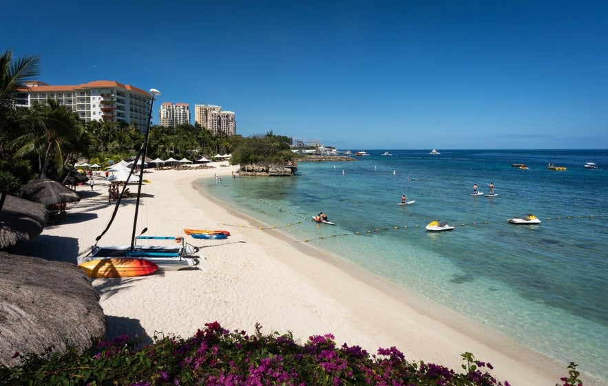 샹그릴라 막탄 리조트 앤 스파의 비치 프론트 리조트 샹그릴라 막탄 리조트 앤 스파의 비치 프론트 리조트