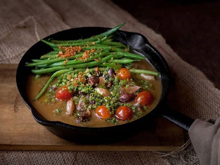 Locavore 的畅销菜式 Sizzling Sinigang Locavore 的畅销菜式 Sizzling Sinigang