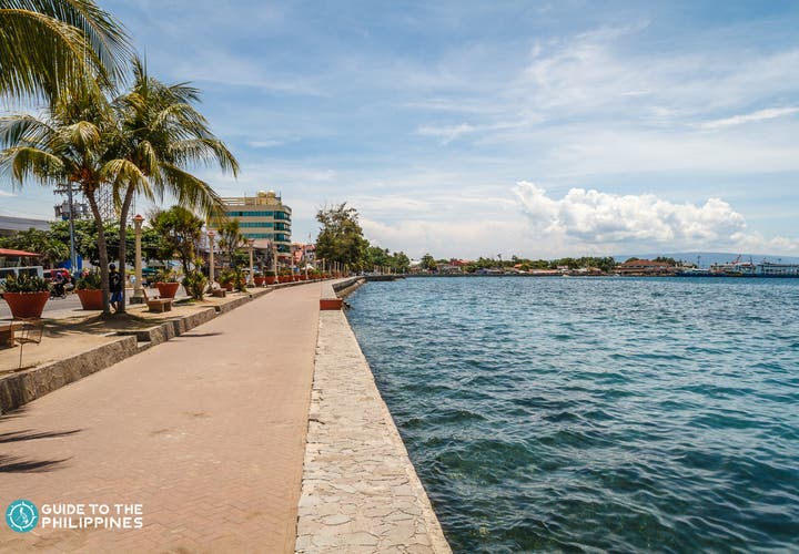 Shore side of Roxas boulevard in Dumaguete