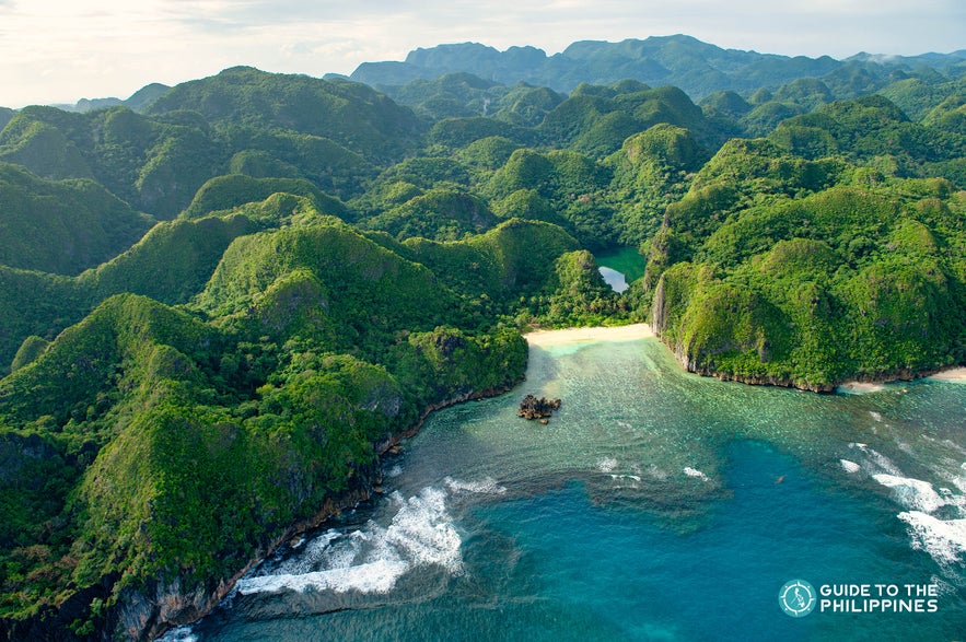 Beautiful blend of Caramoan Island's lush greens and blue waters Beautiful blend of Caramoan Island's lush greens and blue waters