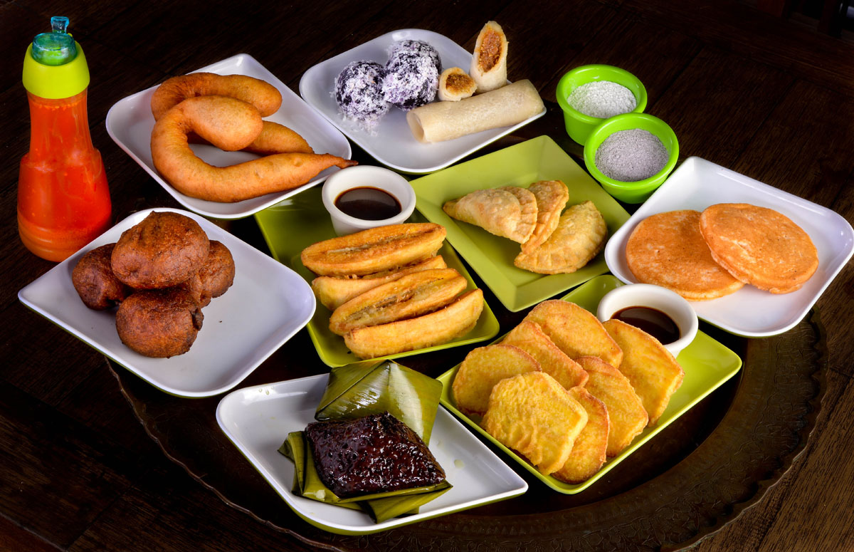 Dennis Coffee Garden's platter of daral, jualan, puhlihmandi, and apam