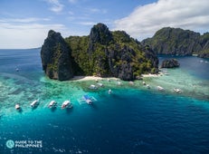 Island-hopping boats around Shimizu Island in El Nido Palawan