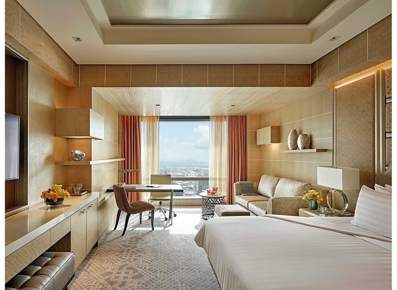 Deluxe room in Shangri-La at the Fort Manila