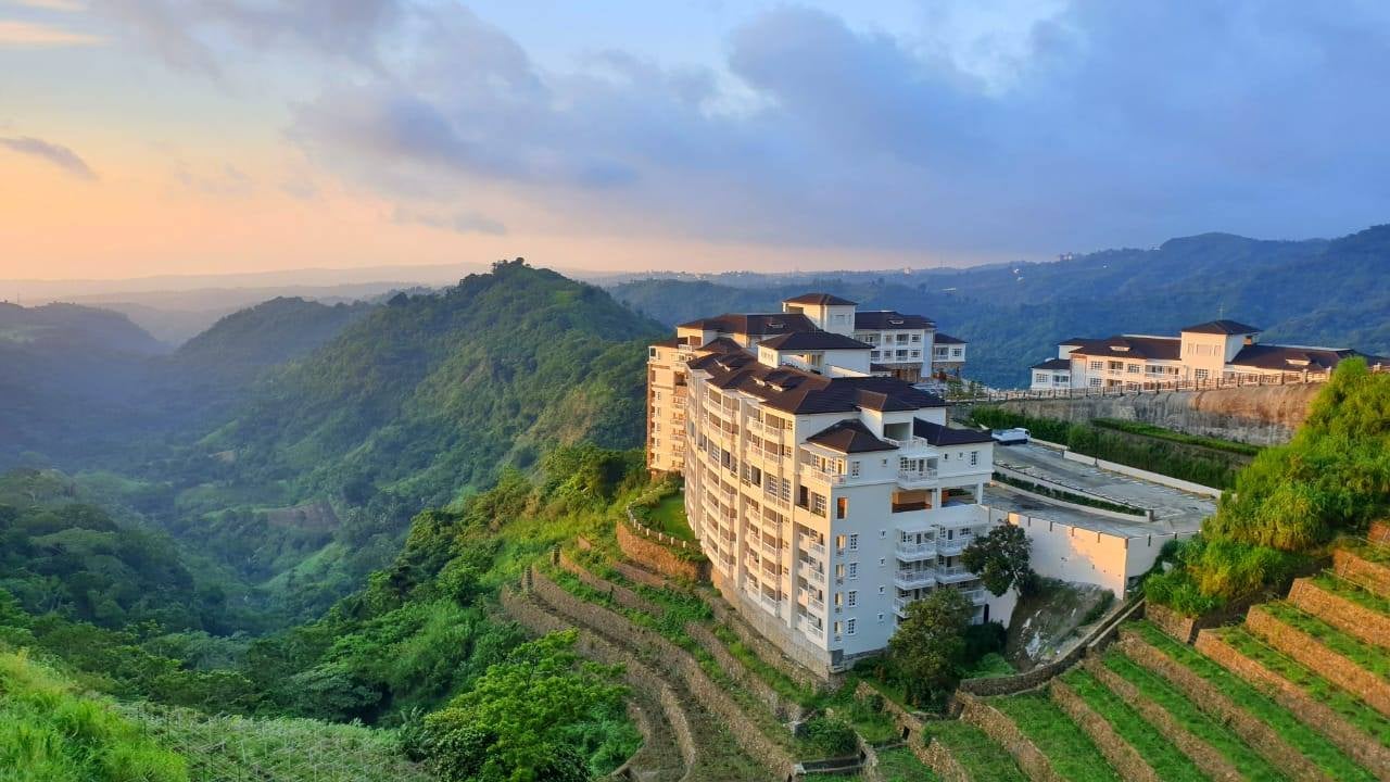 Scenic environment of Twin Lakes Hotel