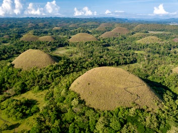 보홀 초콜릿 언덕(Chocolate Hills)을 내려다본 모습