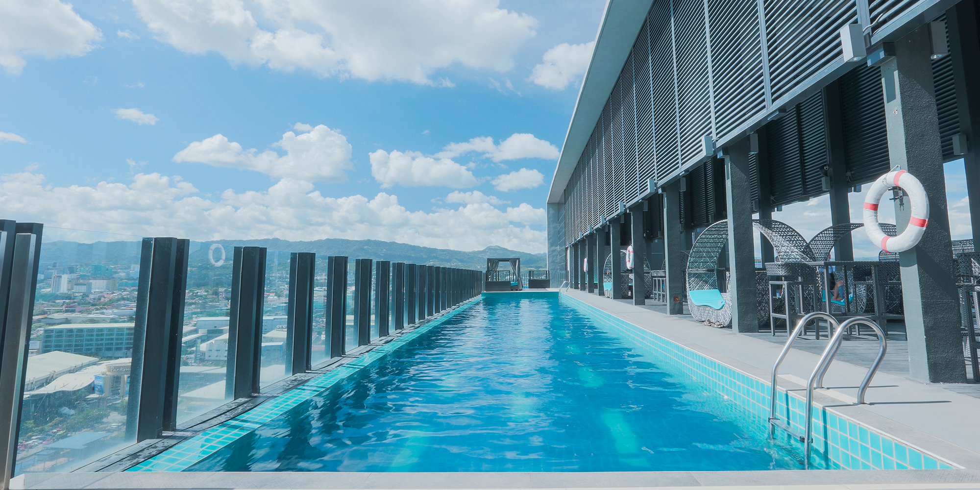 바이 호텔 세부의 아름다운 옥상 수영장