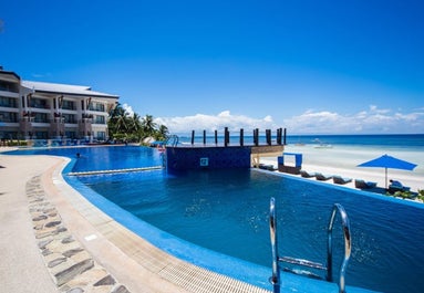 Infinity pool of Bellevue Resort