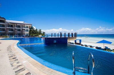 Infinity pool of Bellevue Resort