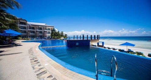 Infinity pool of Bellevue Resort