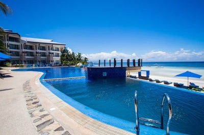 Infinity pool of Bellevue Resort