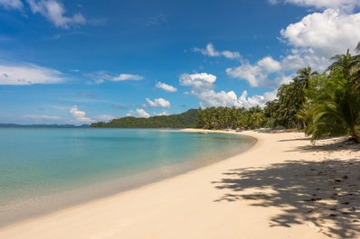 Long stretch of white sand beach in Port Barton