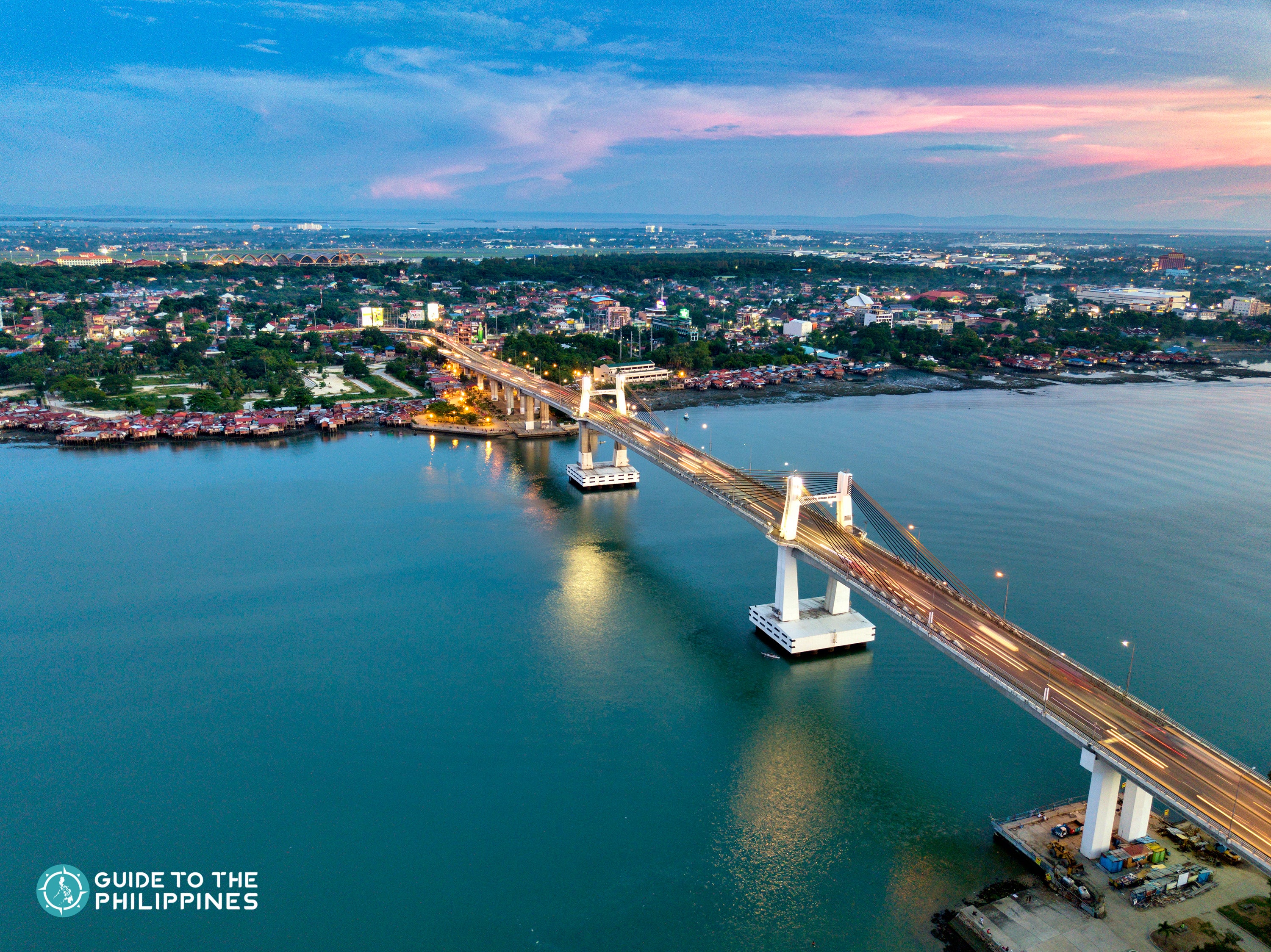 Marcelo-Fernan Bridge in Cebu at night