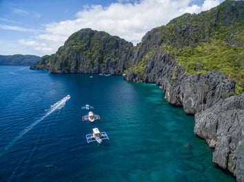 Deep blue waters of Shimizu Island in El Nido