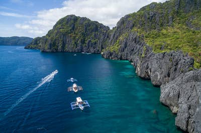 Deep blue waters of Shimizu Island in El Nido