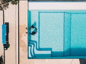 Practice session in the pool before diving