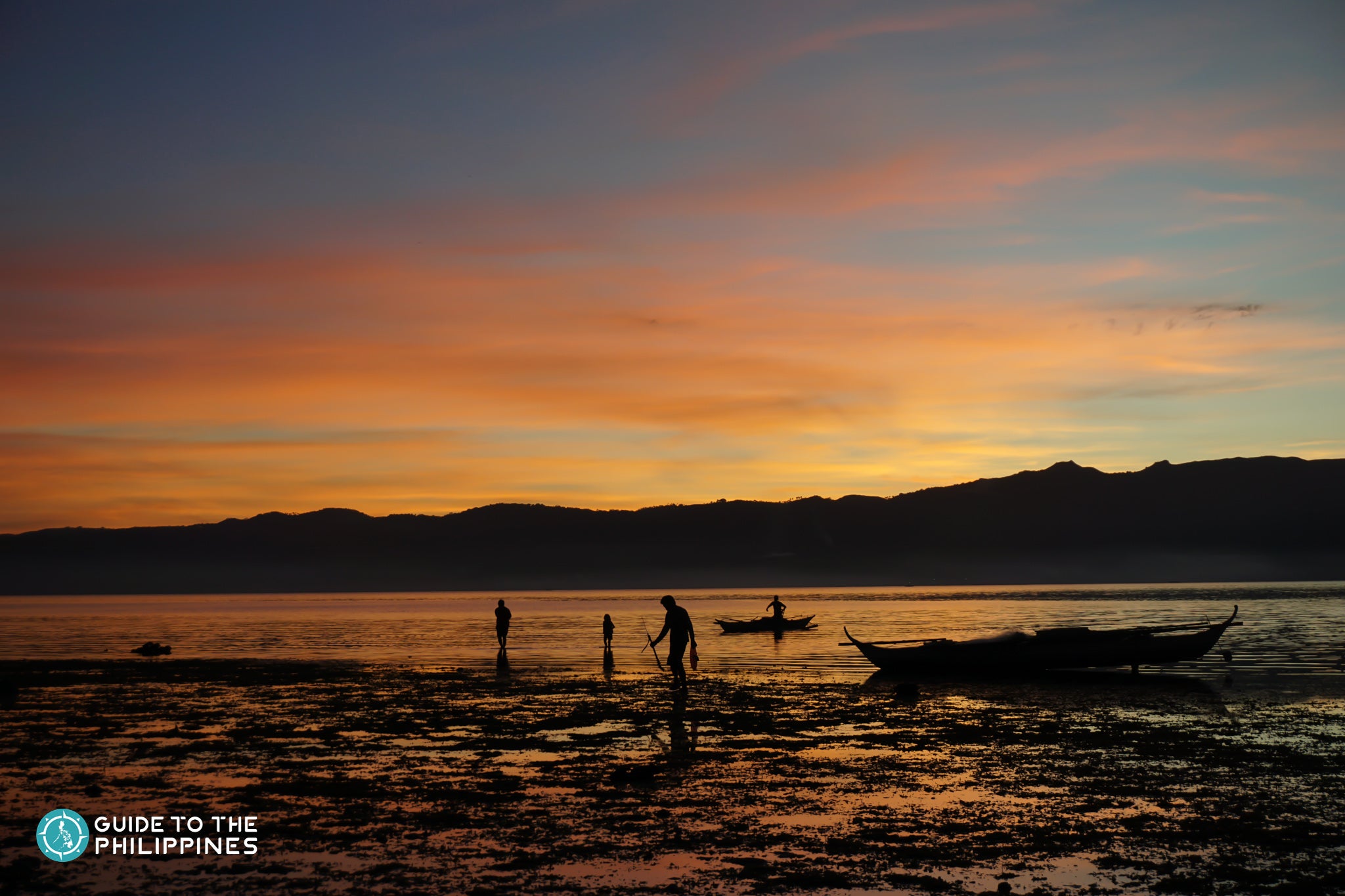 Fishermen walking on Alibijaban Island-2