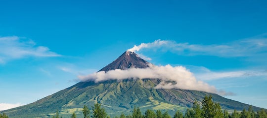 View of Mayon Volcano's smoking peak in Bicol.jpg