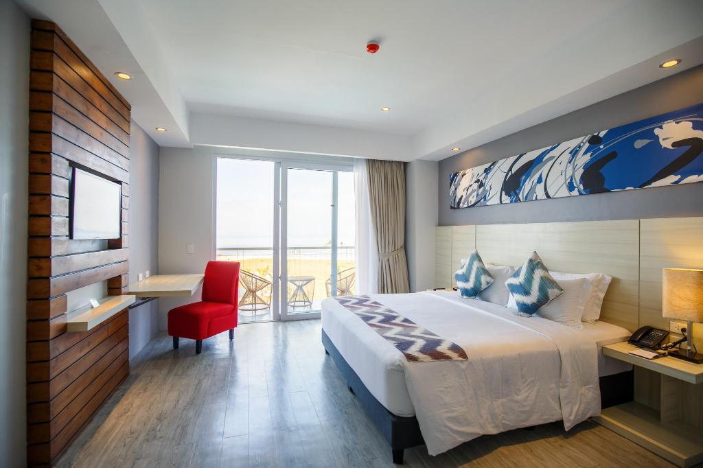 A queen sized bed in a room at Solea Mactan Resort