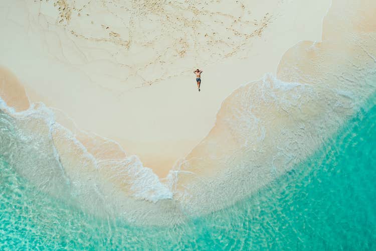 Soak up the warm tropical sun at Daku Island, surrounded by turquoise waters.