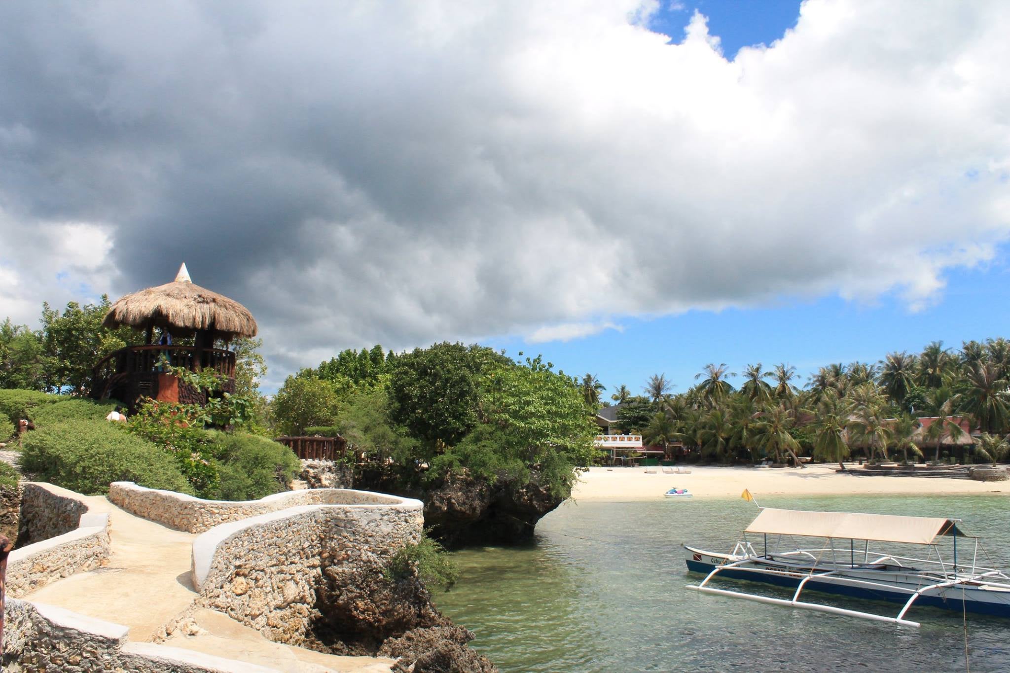 Mangodlong Rock Resort's beachfront
