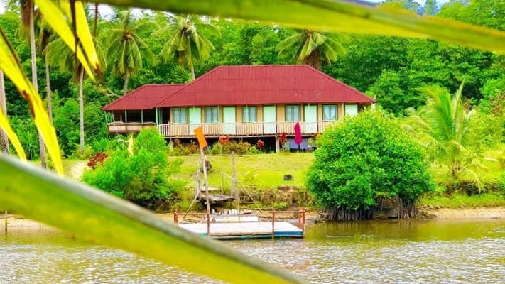 Exterior view of Turublien Long Beach Inn and Beach Bar
