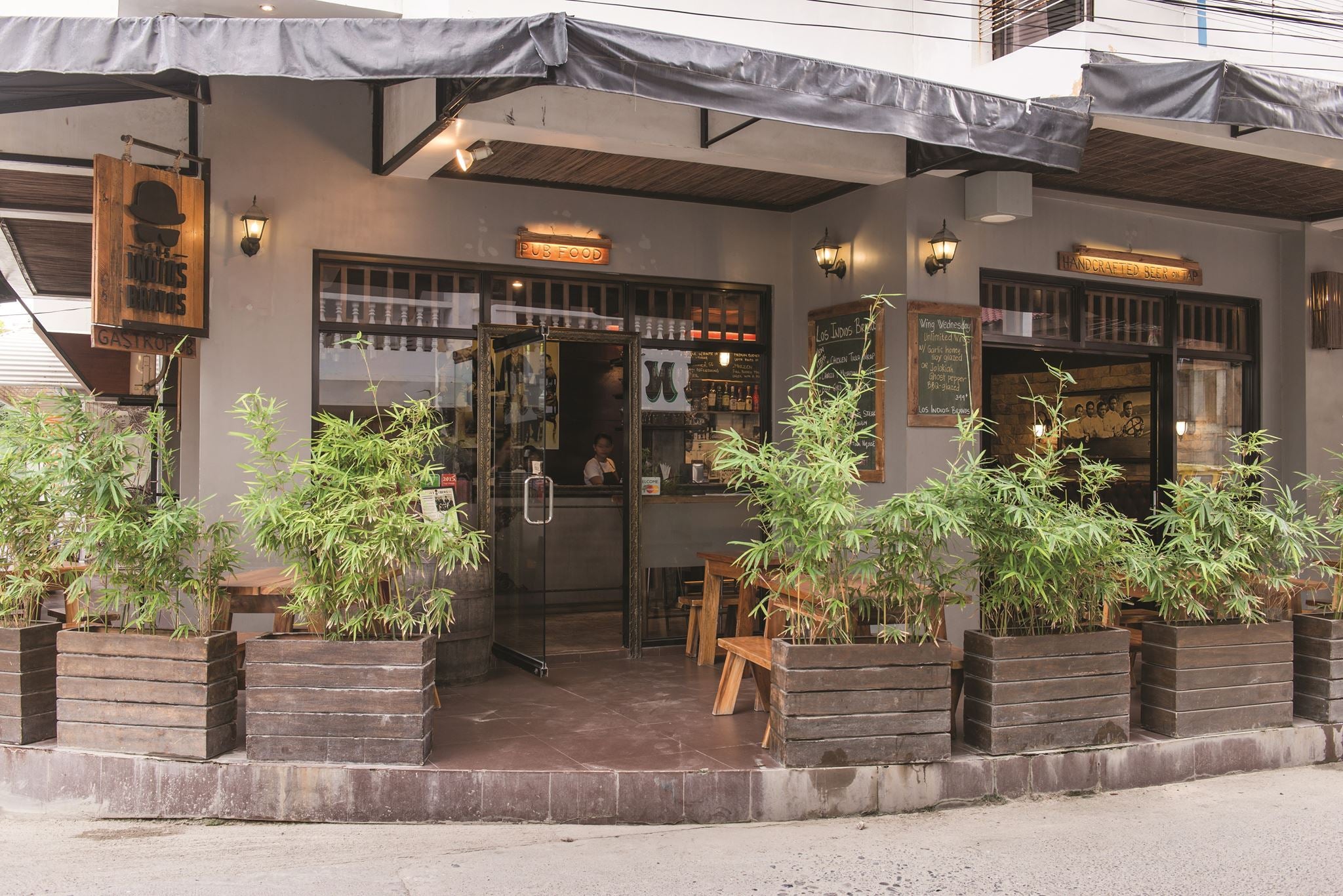 Exterior of Los Indios Bravos