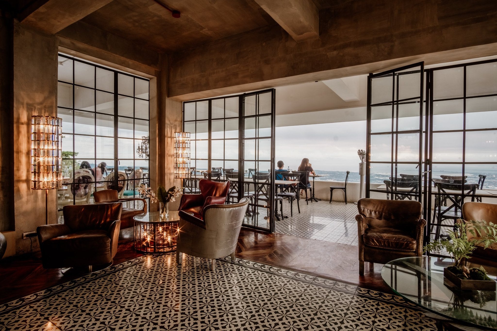 La Vie in the Sky's interior