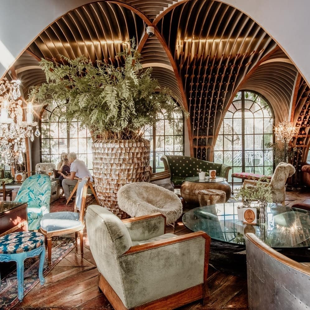 La Vie Parisienne Cebu's interior