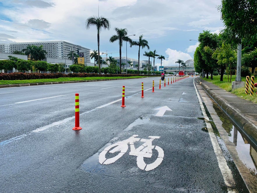 Bike lane by Mall of Asia's seaside loop Bike lane by Mall of Asia's seaside loop