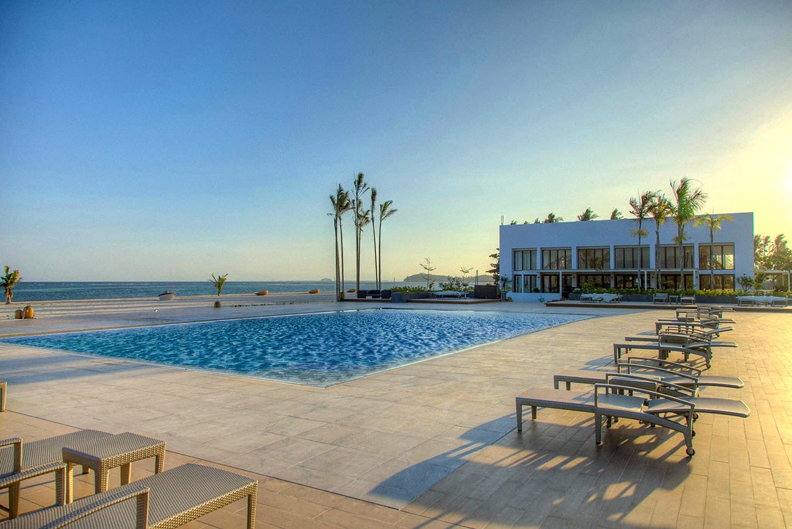 Kandaya Resort's poolside