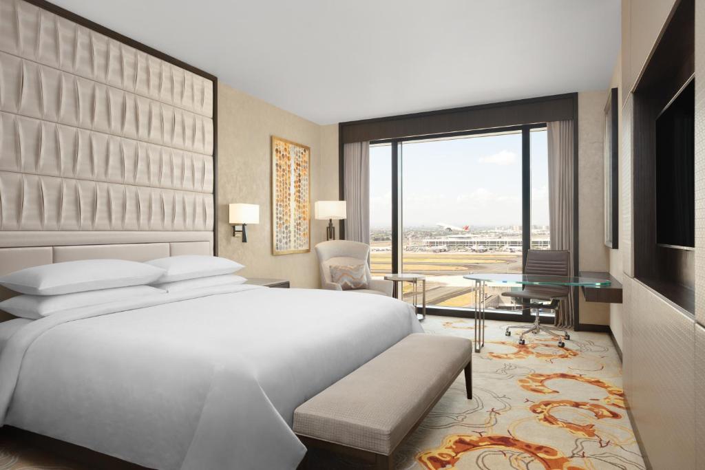 Sheraton Manila Hotel room