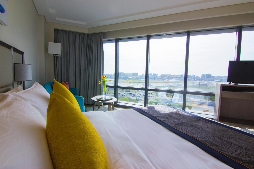 Savoy Hotel Manila room