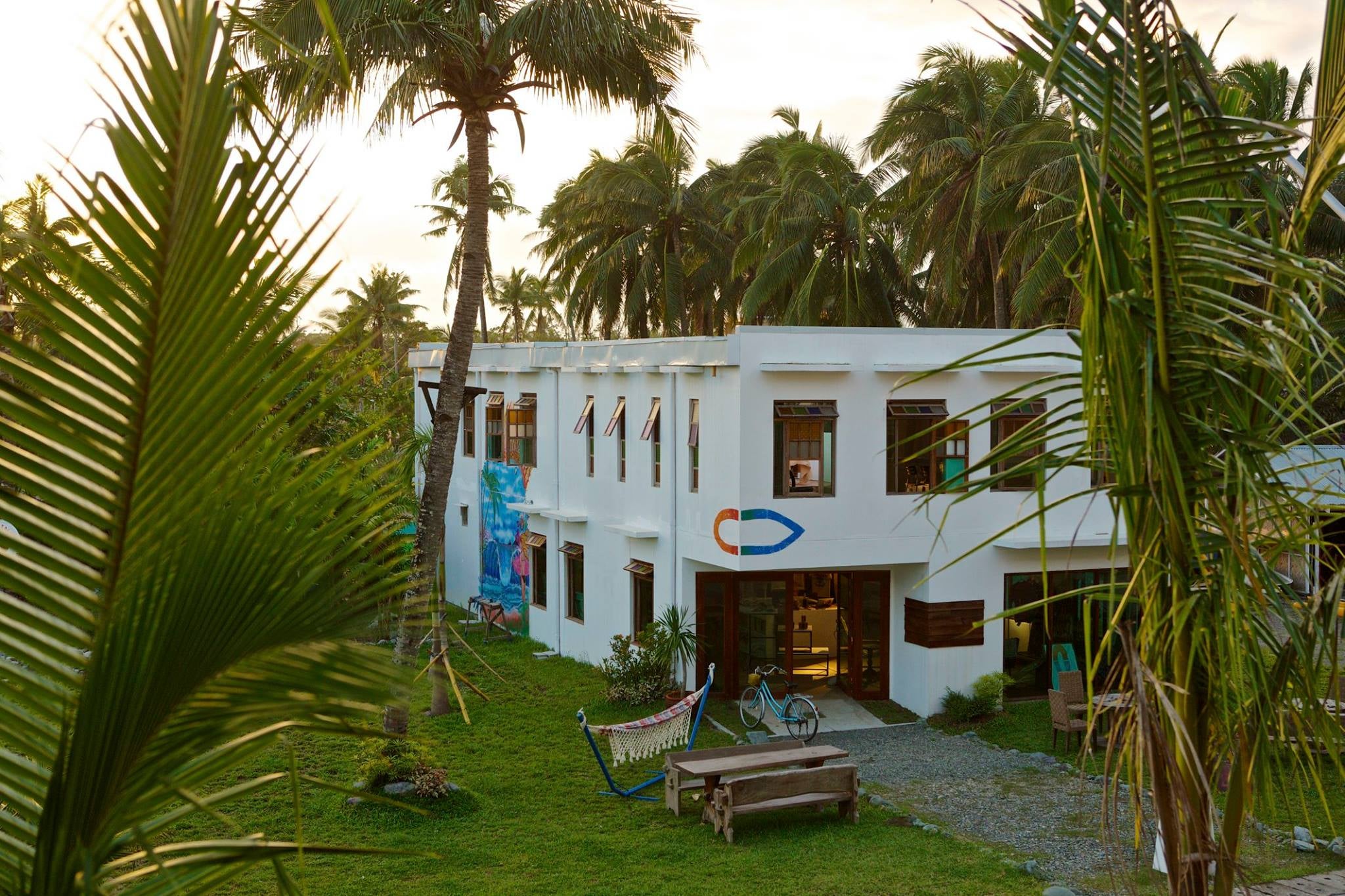 Charlie Does exterior