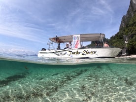 Boat transfers for scuba divers in El Nido
