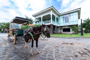 Las Casas Filipinas de Acuzar Kalesa Ride