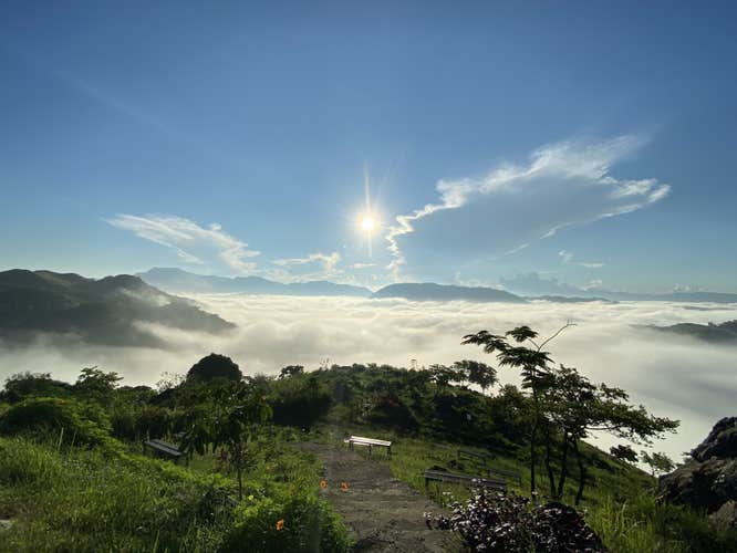 Breakfast while enjoying the view of the sea of clouds