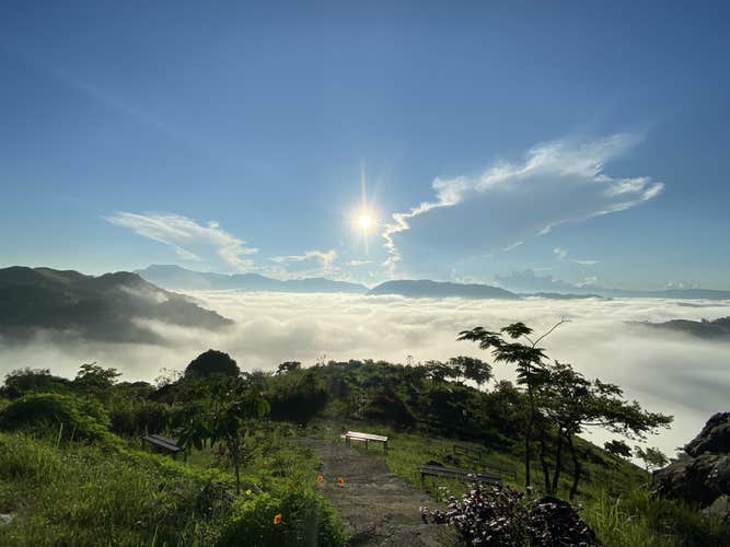 Breakfast while enjoying the view of the sea of clouds