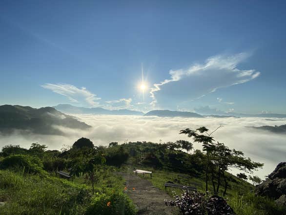 Breakfast while enjoying the view of the sea of clouds