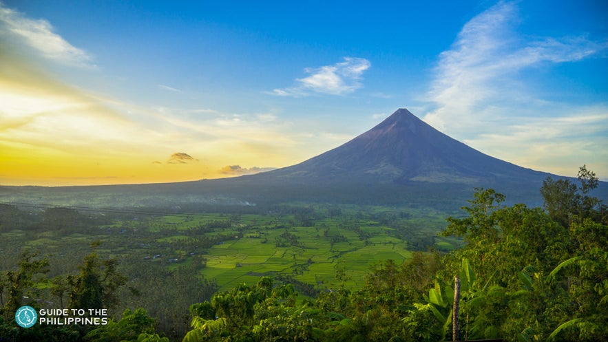 TopBanner_View of Mayon Volcano at dawn TopBanner_View of Mayon Volcano at dawn