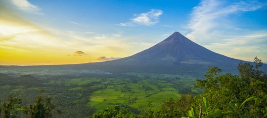 TopBanner_View of Mayon Volcano at dawn.jpg