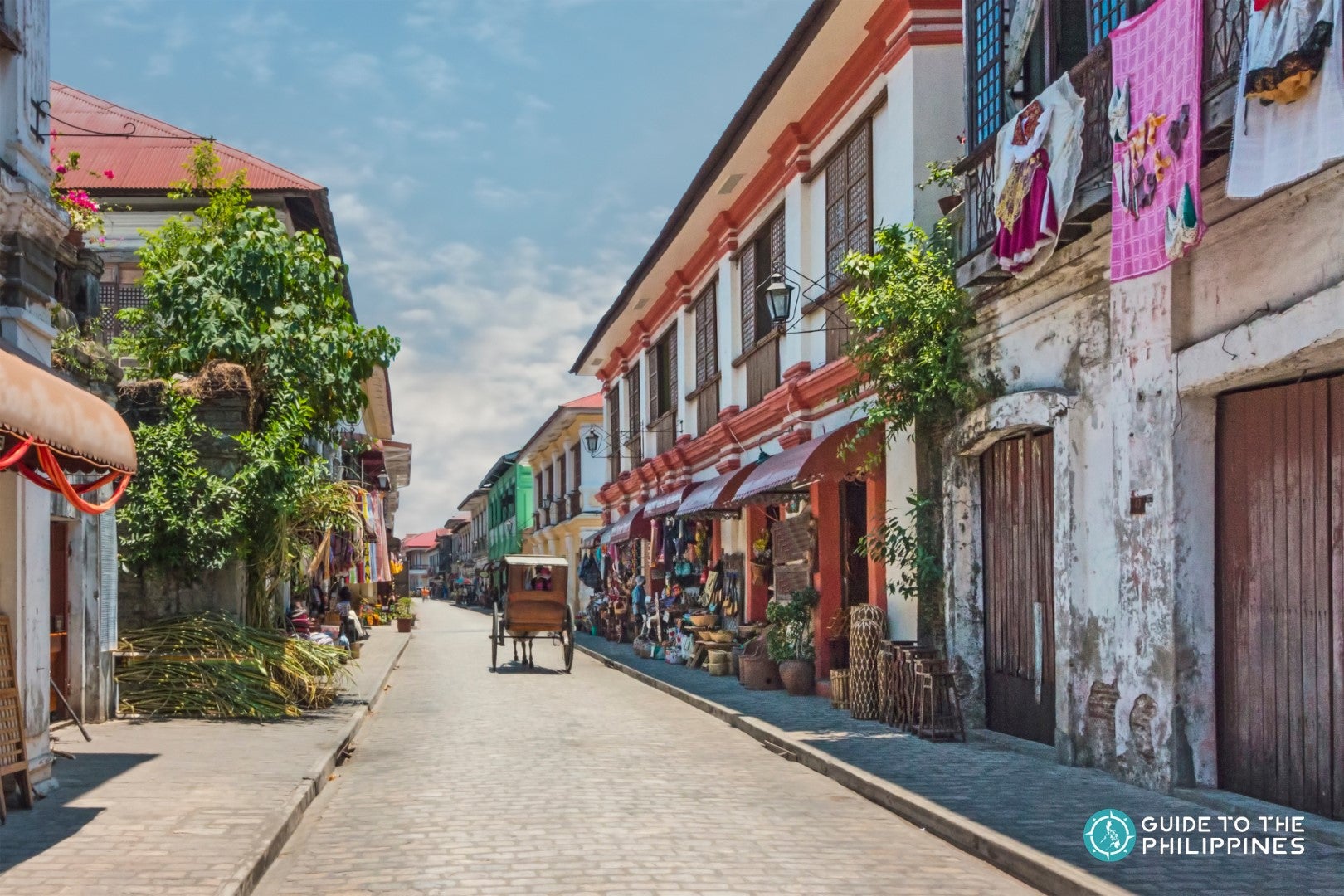 Kalesa strolling along Calle Crisologo in Vigan