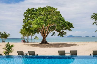 Powdery white sand at the beachfront of Huni Sicogon Island