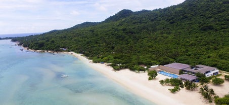 Wide shot of the whole property of Huni Sicogon Island