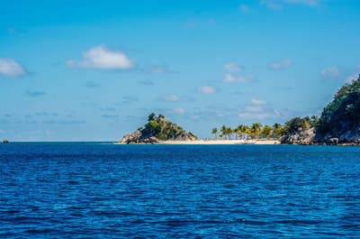 Blue waters of Balay Kogon Sicogon Island