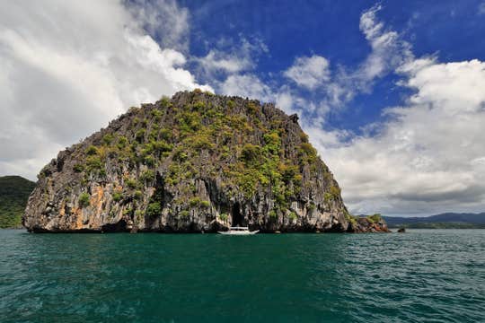 El Nido Island Hopping Tour to the Best Beaches & Stunning Caves with Lunch